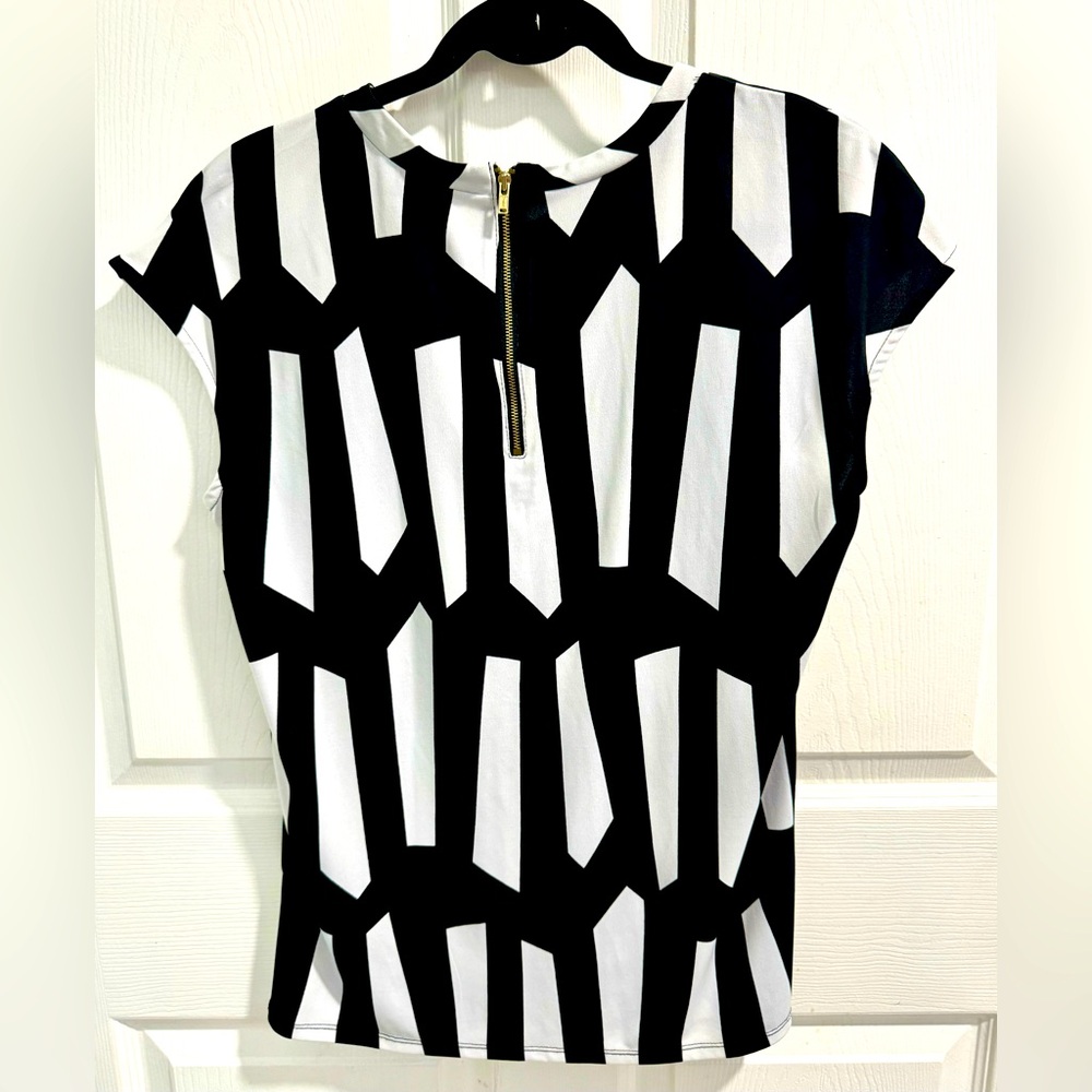 Worthington Blk/White Geo Print, Cap Sleeve, Pleated Blouse w/back Gold Zip Sz L - Picture 2 of 5